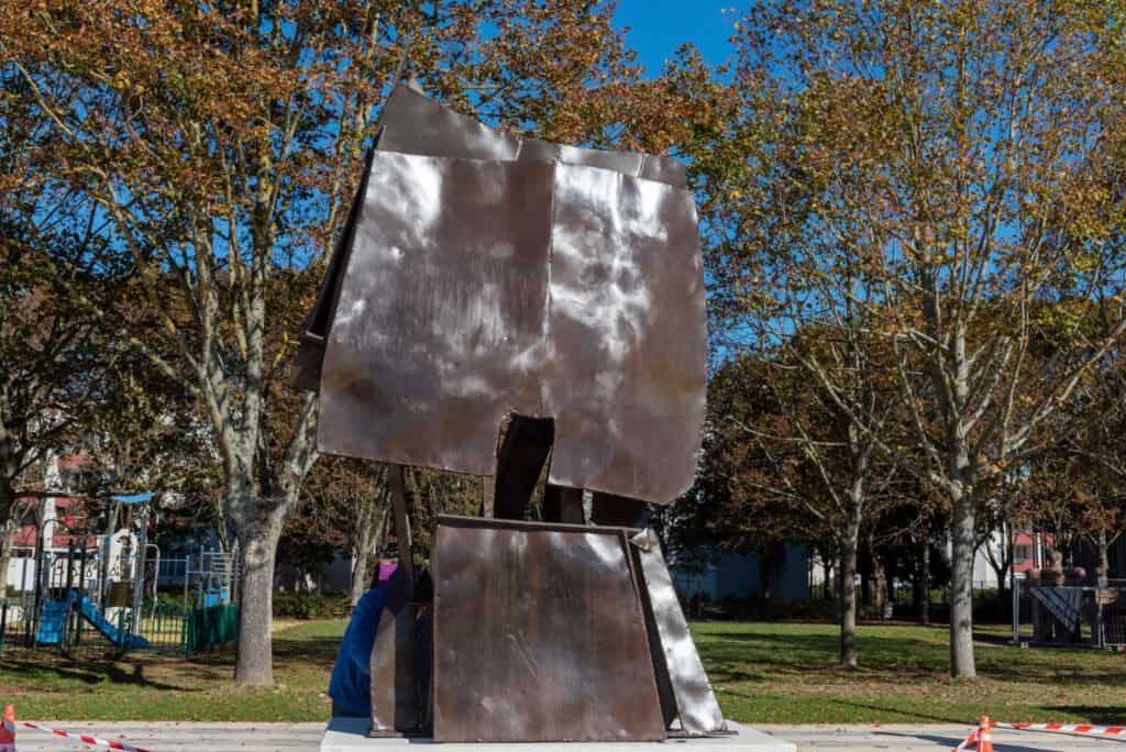 Installation de la sculpture en laiton place de la République © C. Lauté, Sqy