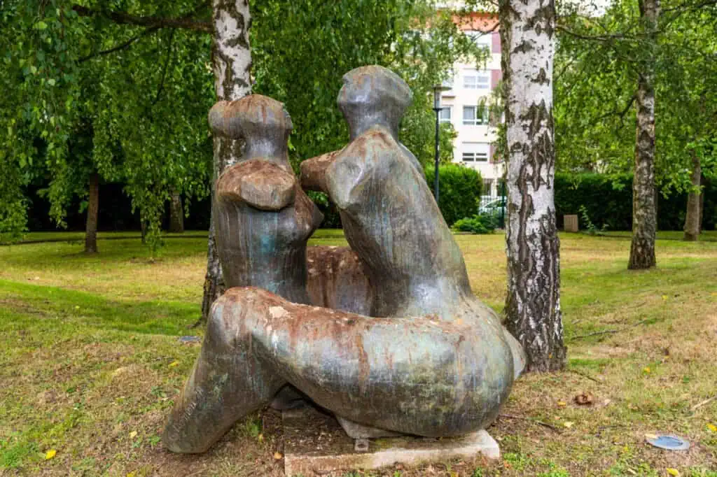 SQY labellisée Ville et pays d'art et d'histoire 5 Sculpture L'Etreinte de Gérard Ramon à Maurepas © C. Lauté, Sqy