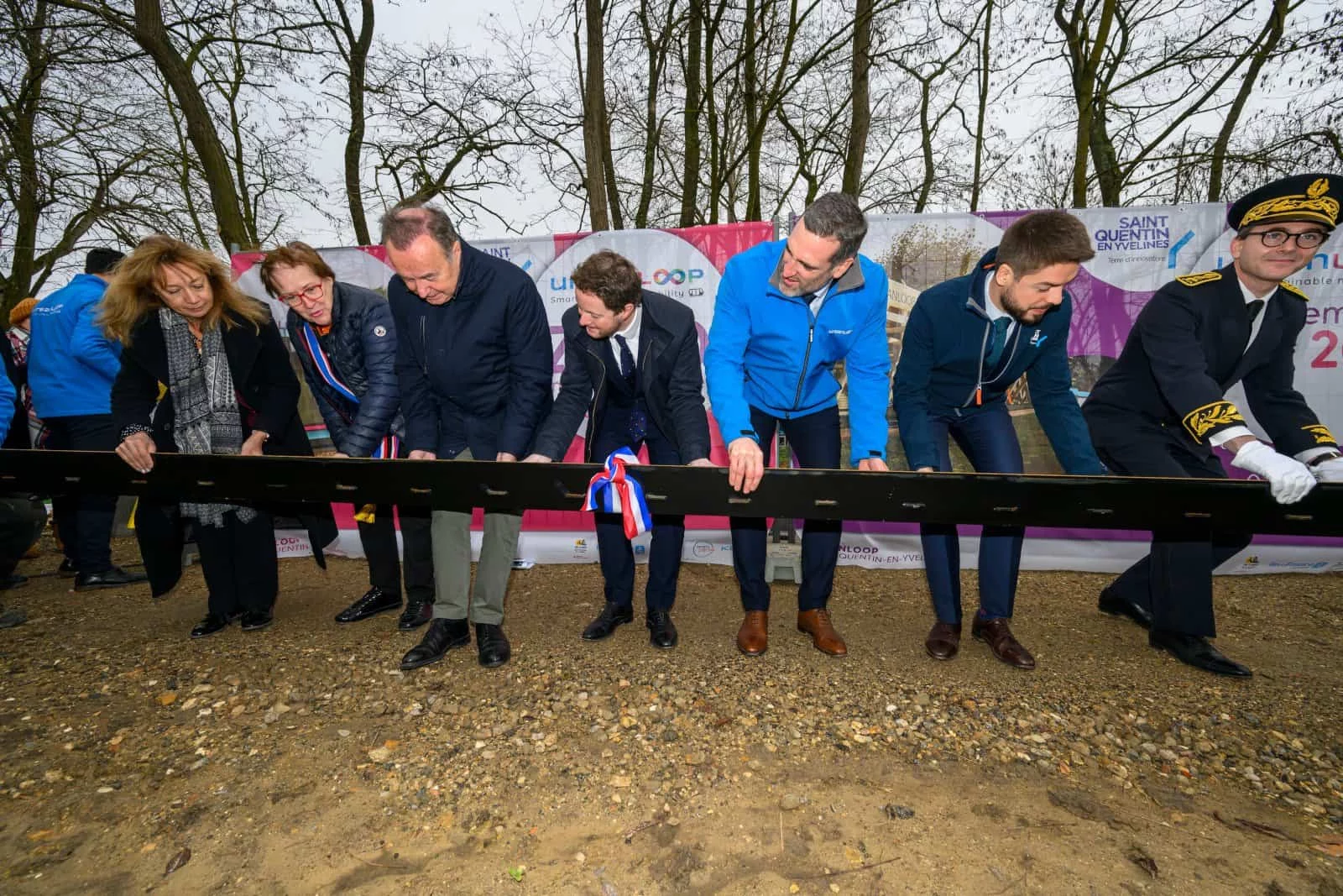 Urbanloop, le nouveau moyen de transport innovant de SQY 1 Pose du 1er Rail de l'Urbanloop a l'ile de loisirs. Clement Beaune ministre des transport. JM Fourgous & JB Hamonic. JP Mangeot DG Urbanloop.