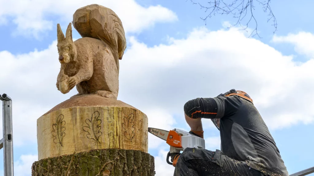 Quand un arbre devient une œuvre d’art... 29 sculpture arbre écureuil art La Couldre