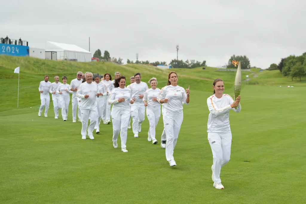 La Flamme Olympique à SQY ! 1 Relais de la flamme des Jeux Olympiques de Paris 2024 au Golf National ©Paris 2024