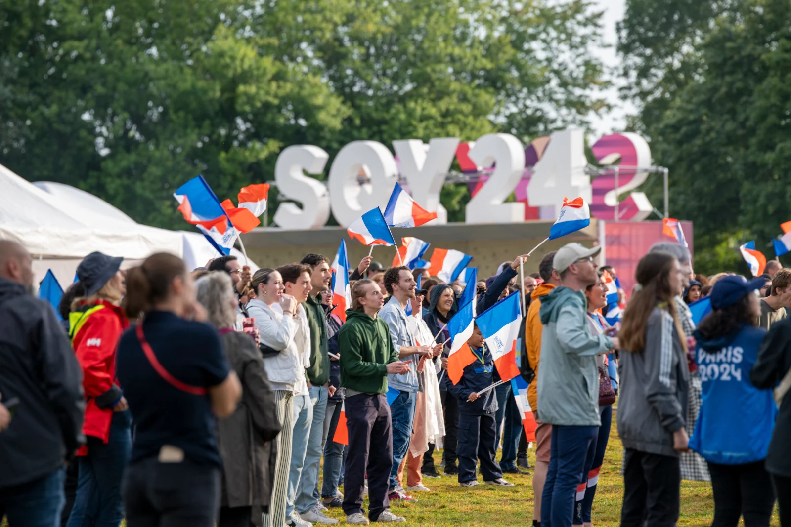 Un week-end mémorable à la Fan Zone : Retour sur les premiers jours de festivités ! 2 SELECTION Fan zone sam 27 07 Concert Ofenbach spectacle drone
