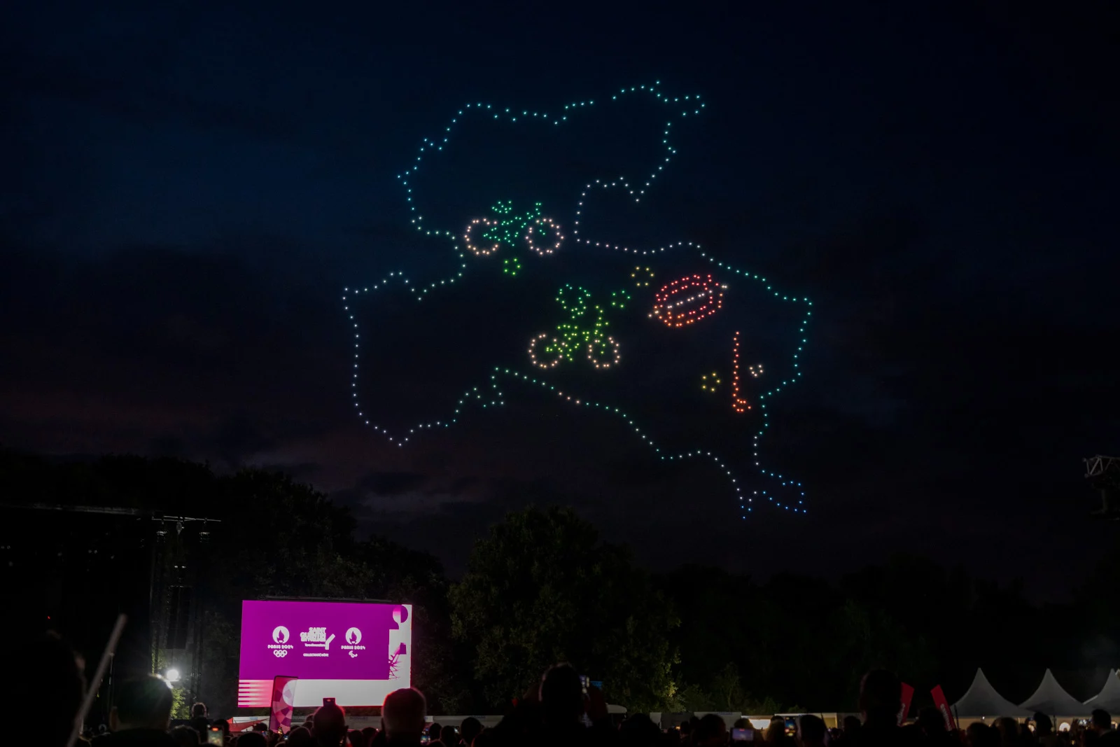 Un week-end mémorable à la Fan Zone : Retour sur les premiers jours de festivités ! 9 SELECTION Fan zone sam 27 07 Concert Ofenbach spectacle drone