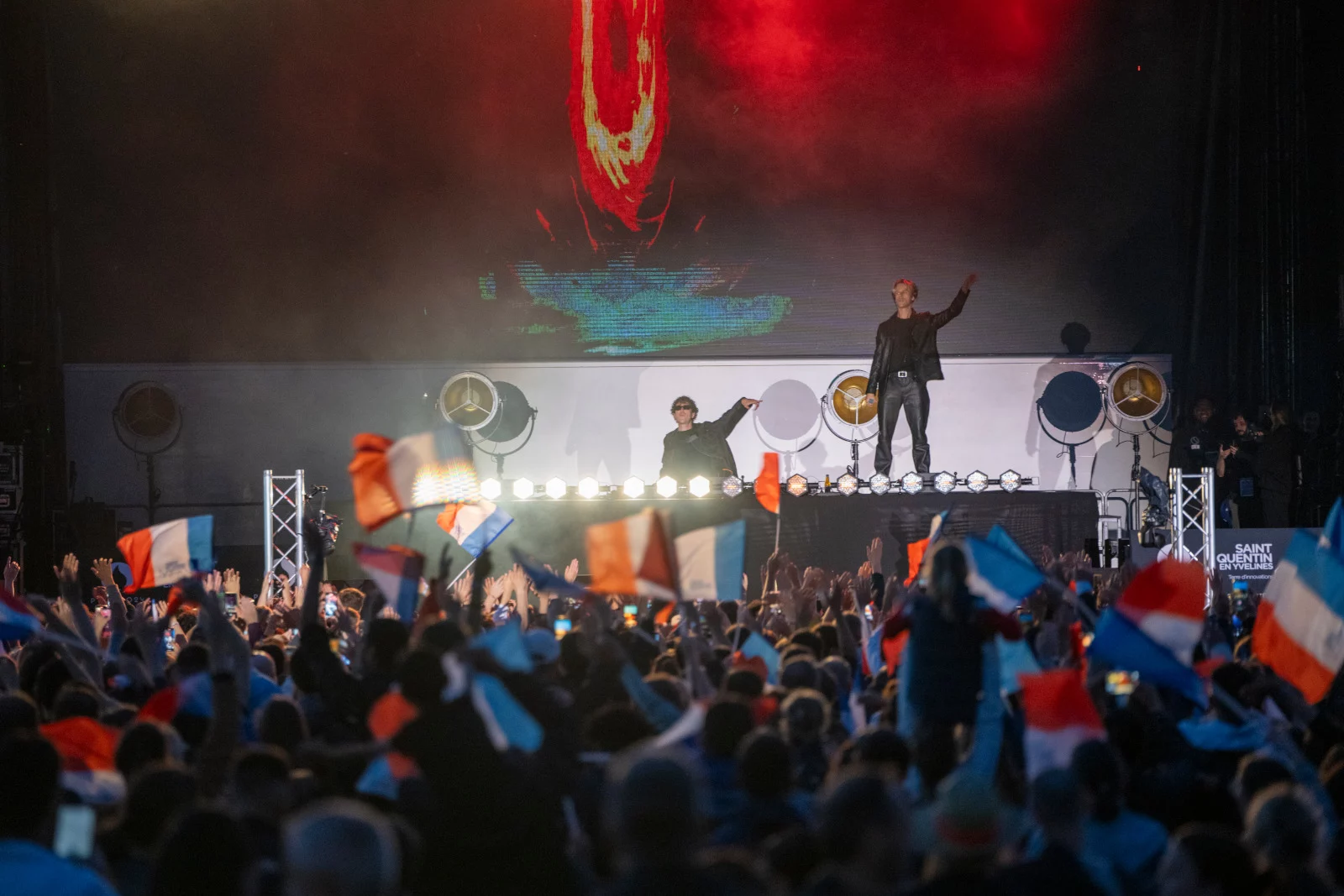 Un week-end mémorable à la Fan Zone : Retour sur les premiers jours de festivités ! 8 SELECTION Fan zone sam 27 07 Concert Ofenbach spectacle drone