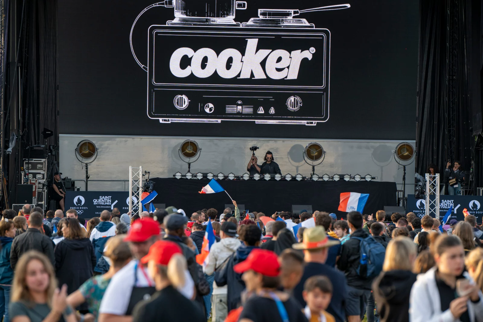 Un week-end mémorable à la Fan Zone : Retour sur les premiers jours de festivités ! 7 SELECTION Fan zone sam 27 07 Concert Ofenbach spectacle drone