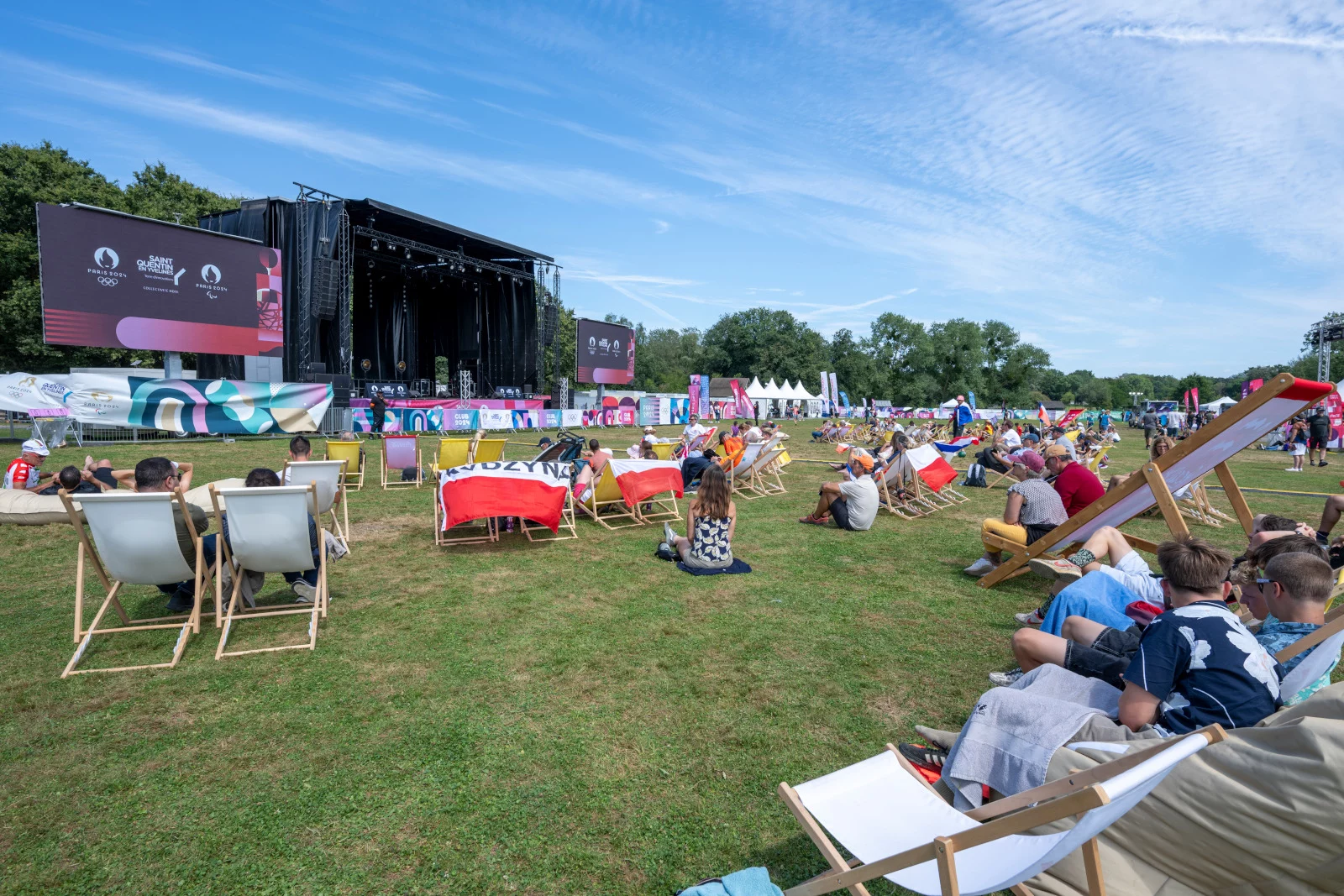 Un week-end mémorable à la Fan Zone : Retour sur les premiers jours de festivités ! 1 Fan Zone Visite Pecresse Dim 28 07 SELECT