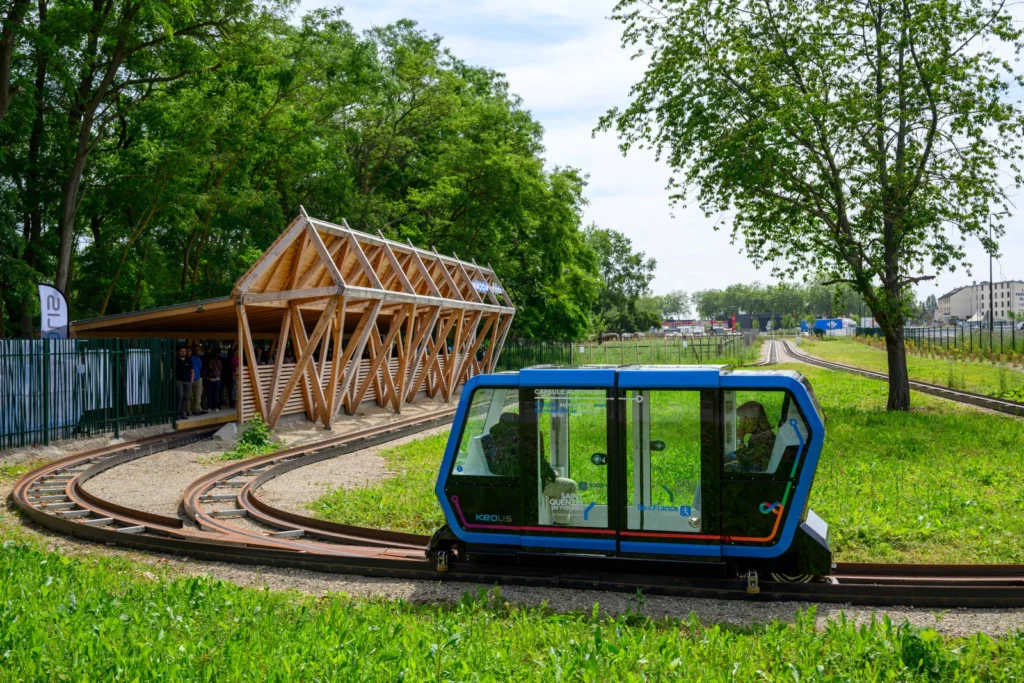 UrbanLoop, les navettes autonomes pour les JOP 1 Presentation Urbanloop a l'Ile des loisirs. Navette de transport autonome et automatisee. JM Fourgous Sylvie Piganeau Eric Calle Keolis Anne Lauvergeon Jean philippe Mangeot DG.