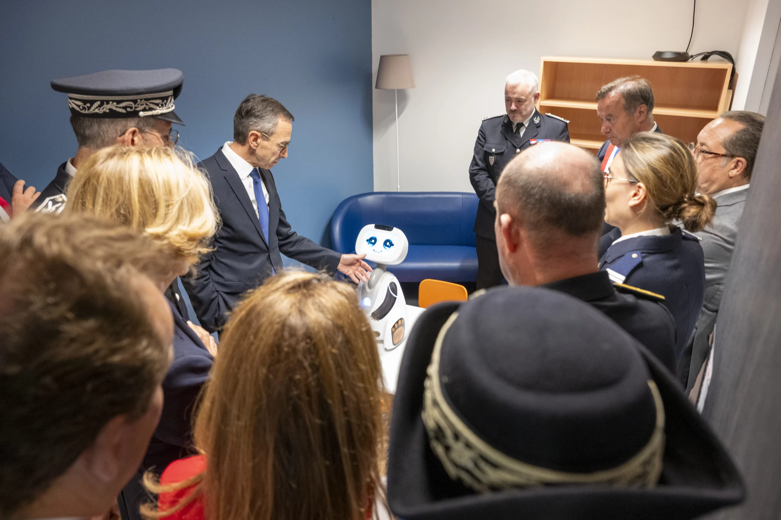 L’inauguration de l'hôtel de Police de SQY : un modèle d’innovation et de sécurité 8 inauguration de l'hôtel de Police de SQY robot