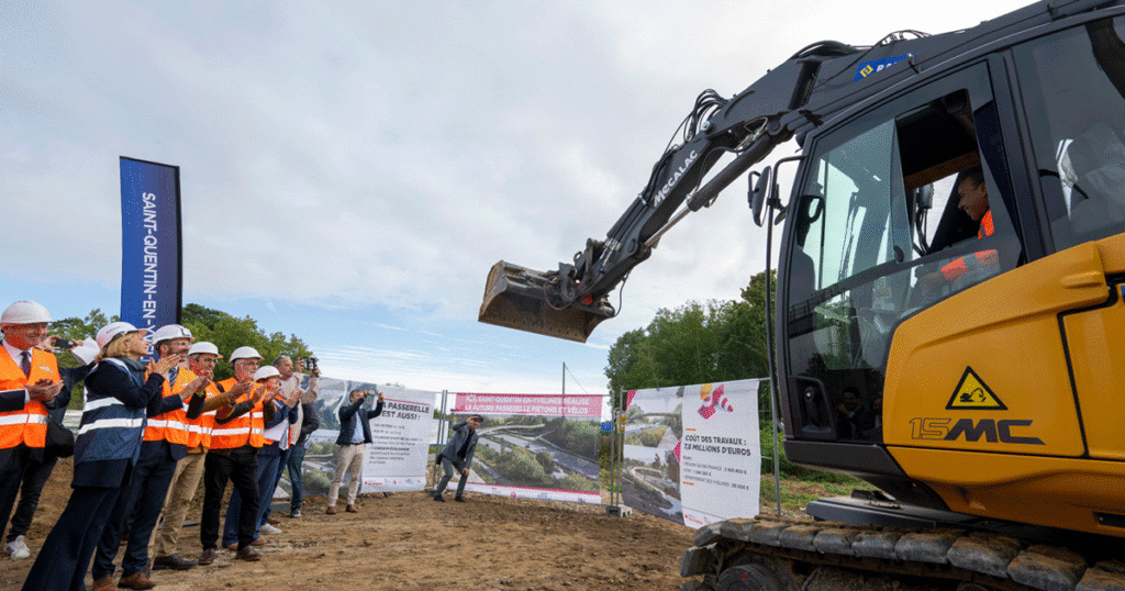 Construction de la passerelle cyclable et piétonne - RN10 16 LancementTravauxPasserelleCL215 2