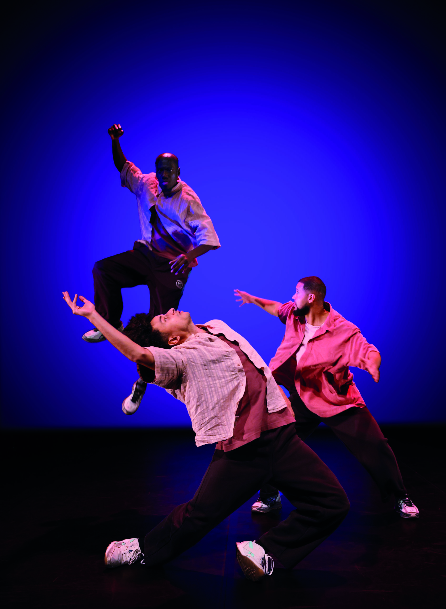 FREESTYLE, Choregraphie Severine Bidaud, Assistee de Joelle Iffrig, Textes Jane Carole Bidaud, Creation costumes Alice Touvet,  Createur Lumiere Esteban Loirat, Creation video Pascal Minet, Coach vocal et looper Blade Mc, Espace Culturel Francois Mitterrand  Canteleu (76) le 17 octobre 2025.
Avec : Cault Nzelo, Clement James Desire et Steeve Le Berre (DJ Bash)
(photo by Patrick Berger)