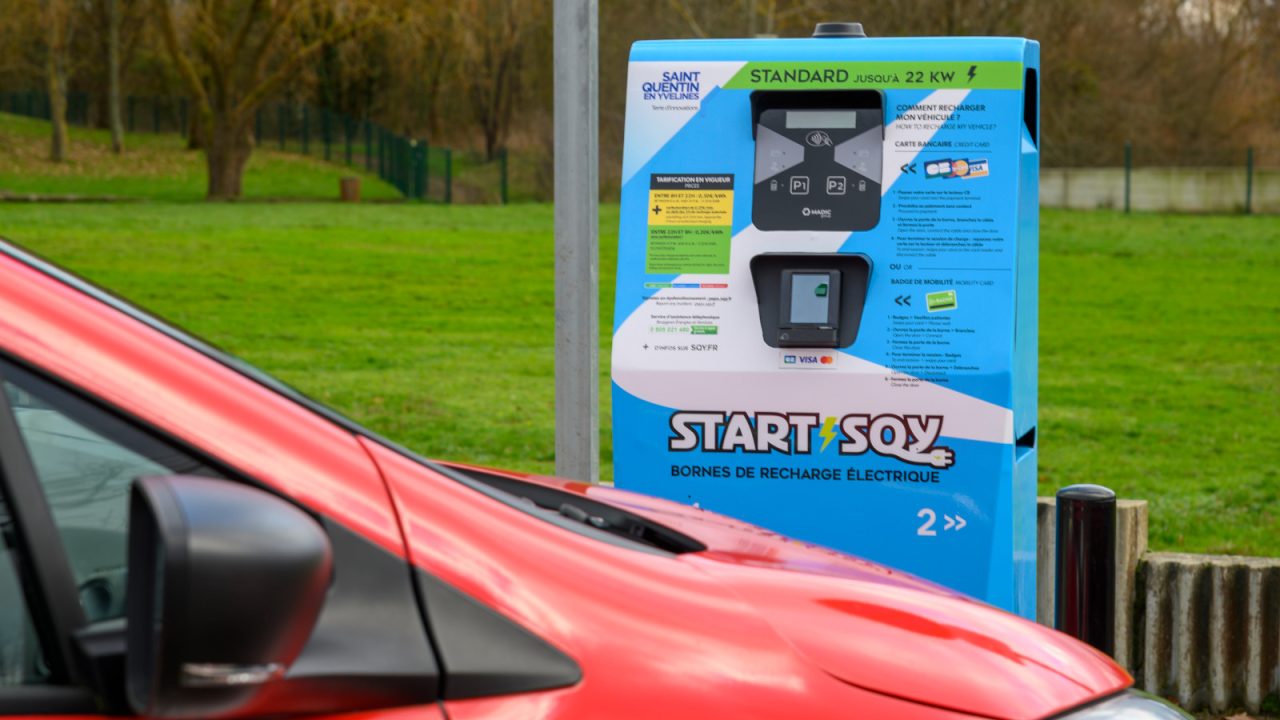 Start Sqy borne de recherche geree par l'agglomeration borne de recharge electrique et Zoe. Mobilite electrique