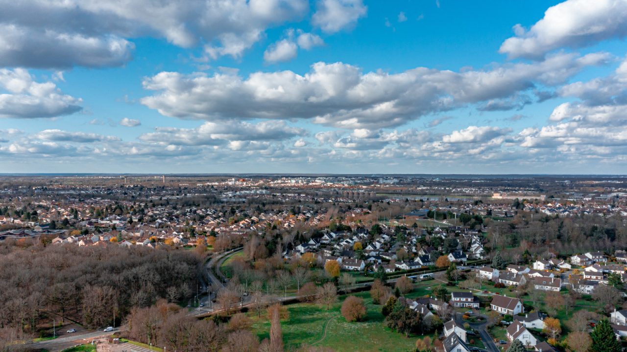vues de drone sur le quartier de champfleury a voisin le bretonneux